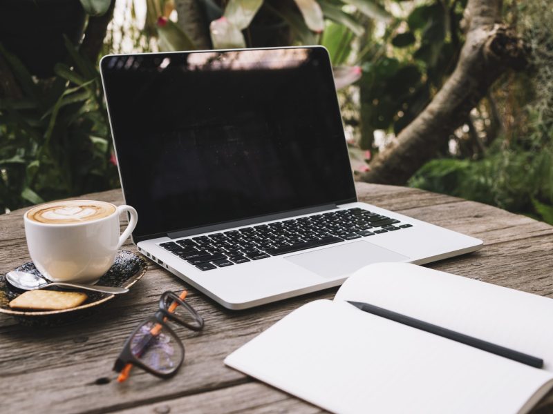 laptop-notebook-timber-table